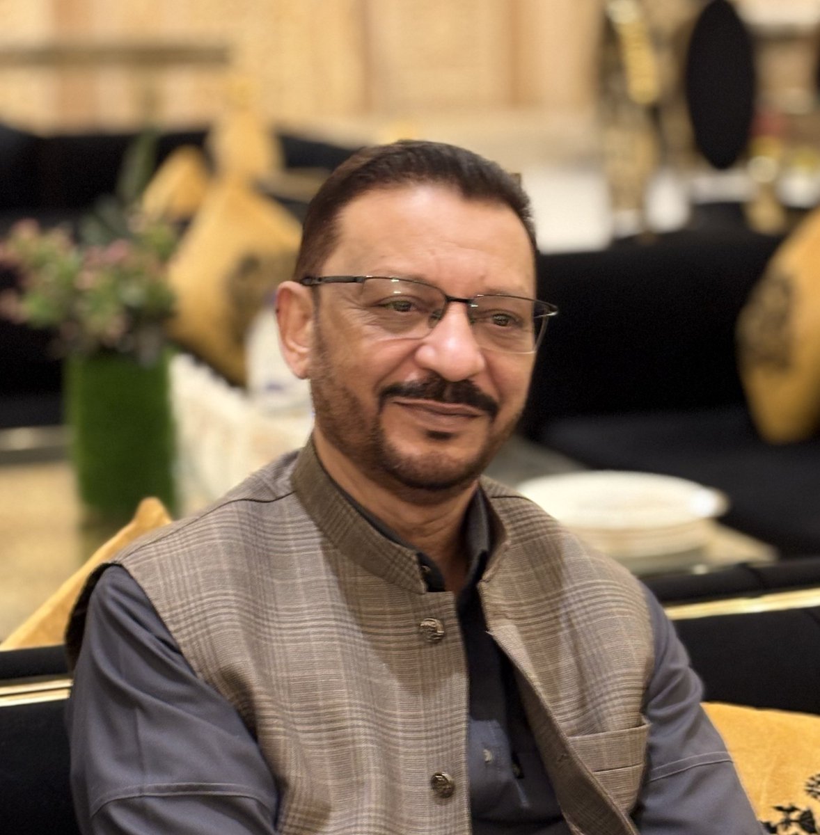 اس کی یاد  نگاہوں  میں  آتی تھی  اور 
چھونے  کا  احساس  دلایا   کرتی  تھی 

لمحہ بھر کی فرصت حاصل  ہوتے ہی 
خواہش ، میرا  ہاتھ  دبایا  کرتی  تھی 

اس کا  چہرہ  چغلی  کھانے  لگتا  تھا 
جب وہ کوئی بات چھپایا کرتی تھی 
۔
#احمد_سبحانی_آکاش