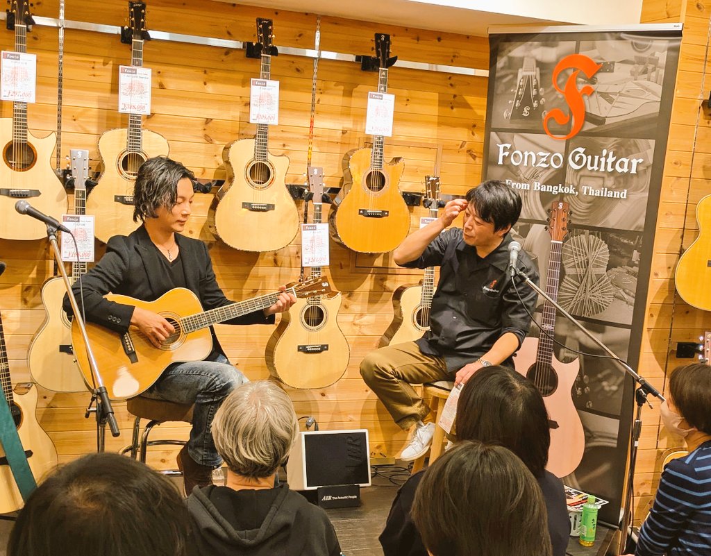 イベント始まっております！

まずは、松井祐貴さんとフォンゾギターの輸入代理店エースケーの末次さんで、フォンゾギターの魅力と印象についてのお話です🎸

説得力がすごい！

#松井祐貴 #fonzoguitar