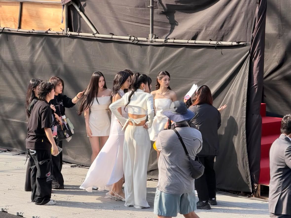 wonderpuiz's tweet image. ศลปต่อคิวรอรถมาพรมแดงปะ ชุดขาวคือวงเหมียวสวยมากกกกก