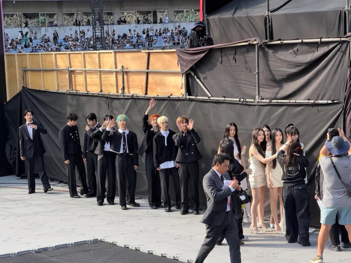 wonderpuiz's tweet image. ศลปต่อคิวรอรถมาพรมแดงปะ ชุดขาวคือวงเหมียวสวยมากกกกก