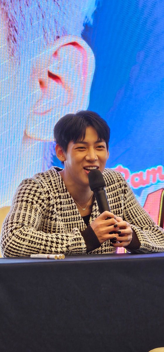 porncharee's tweet photo. คุณแบมบอกไม่ Young &amp; Rich แล้ว... แค่ rich อย่างเดียว 🤭😂
#BamBamGuangzhouFansign https://t.co/eXXuNBzfYR