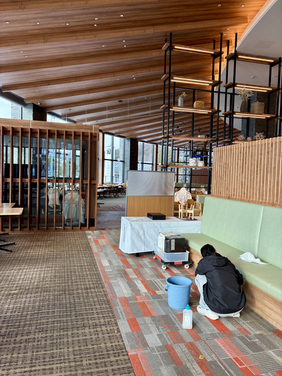 池の平ホテル休館日4日目。 レストラン「湖畔の風」の大掃除🧹✨ 綺麗で気持ちの良いレストランでお客様をお迎えするぞ💪