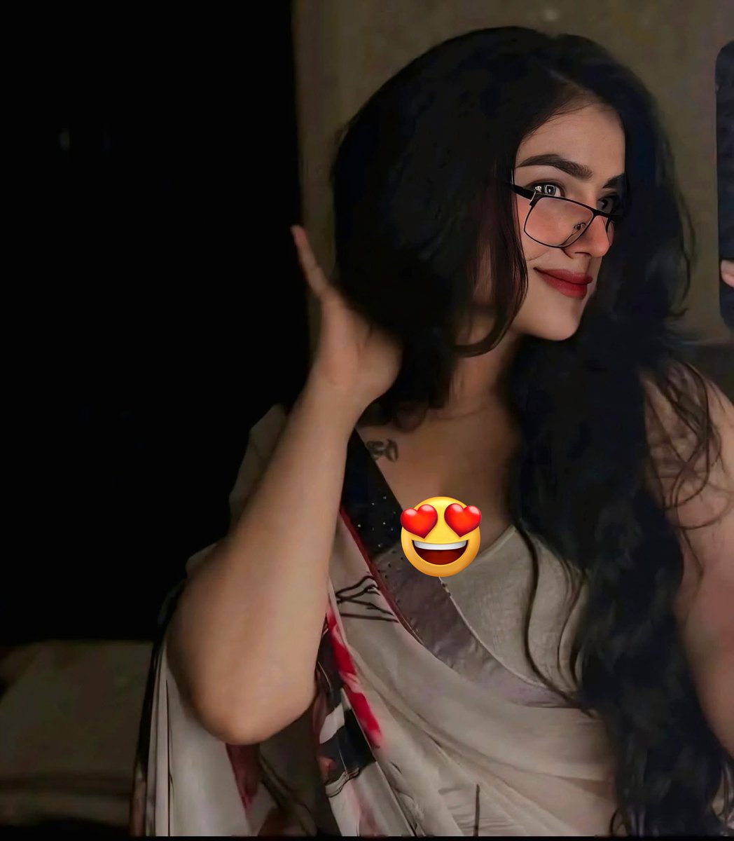 عینک میں نظر اور بھی دلکش ہو گئی ہے،
ہونٹوں پہ حیا ہے یا کوئی مسکراہٹ چھائی ہے۔

یہ زلفِ سیاہ، یہ ہاتھ کی ادا، یہ سادگی تیری،
جیسے محبت نے خود آ کر بنائی ہے!

#انتخاب_محسن #اردو_زبان