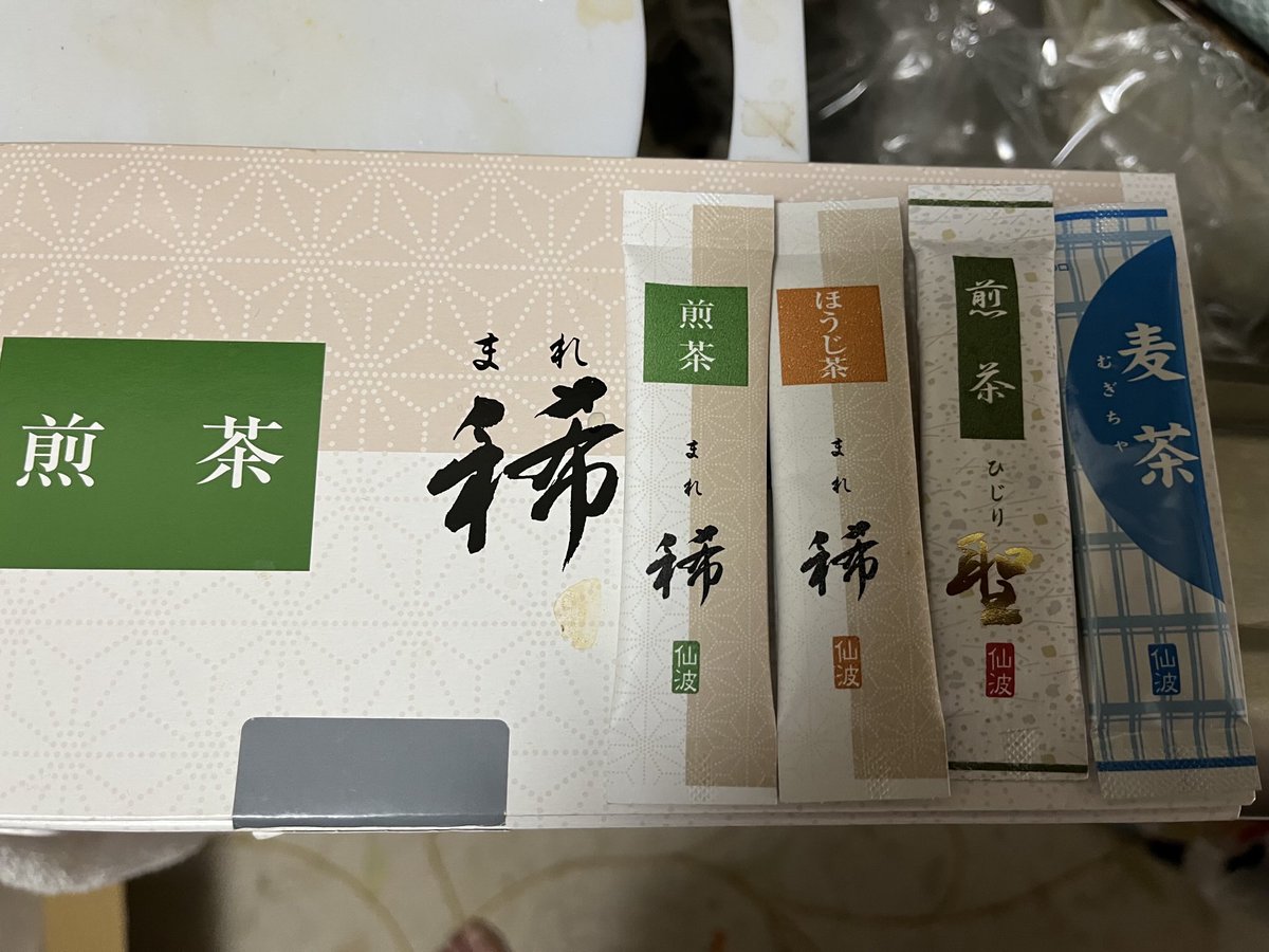 yuutaihiroto's tweet image. 宅急便がどんどん届きますが、今日は久しぶりにゆっくりできるので、急須でお茶を入れました。
右上のお茶を入れる缶は津軽塗り。
46年前、名人戦の記録係として青森へ行った時にいただいたものです☺️
右側は忙しい時に飲んでいる。仙波糖化工業の優待で貰ってる品。
熱湯を注ぐだけで、美味しいお茶😄