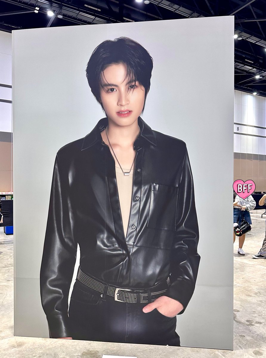 แล้วเรียง standee แบบน้องเอเออยู่หน้าสุด แล้วภูอยู่ท้ายสุด คงคอนเซปเกินอ่ะ 5555555555555555