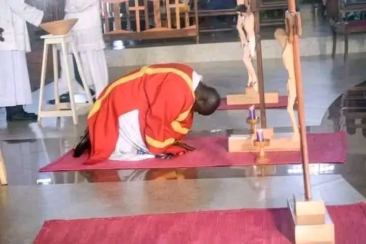 PHD _iko inainamia sanamu lake la  mti hapo 🤐📚💦

>>mnatutisha na PHD kumbe PHD zenyewe ndio hizi⁉️

🫴bora waislamu tusiwe nazo hizo PHD za social ethics