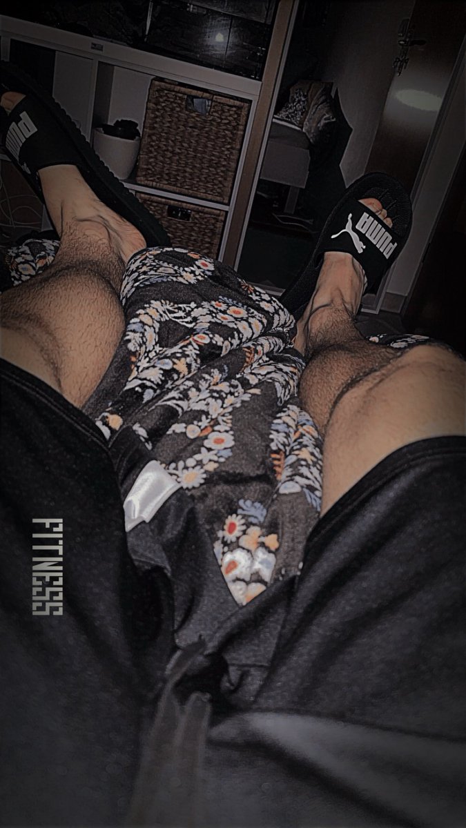 Du kümmerst dich um meine Füße und ich lach dich aus. Deal ?  
dm für 7 tage getragene Socken