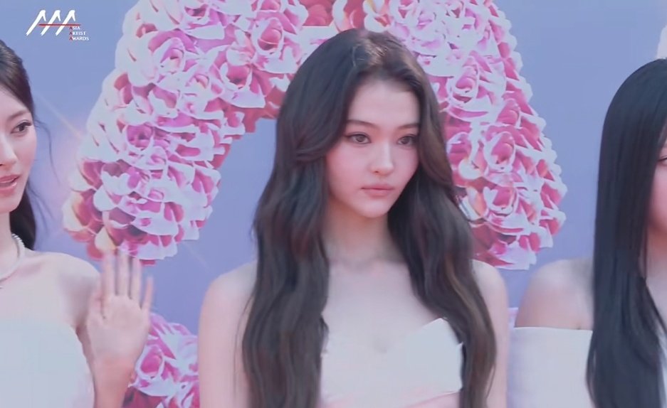 ellagrossloop's tweet image. Ella stuns on the AAA 2025 red carpet