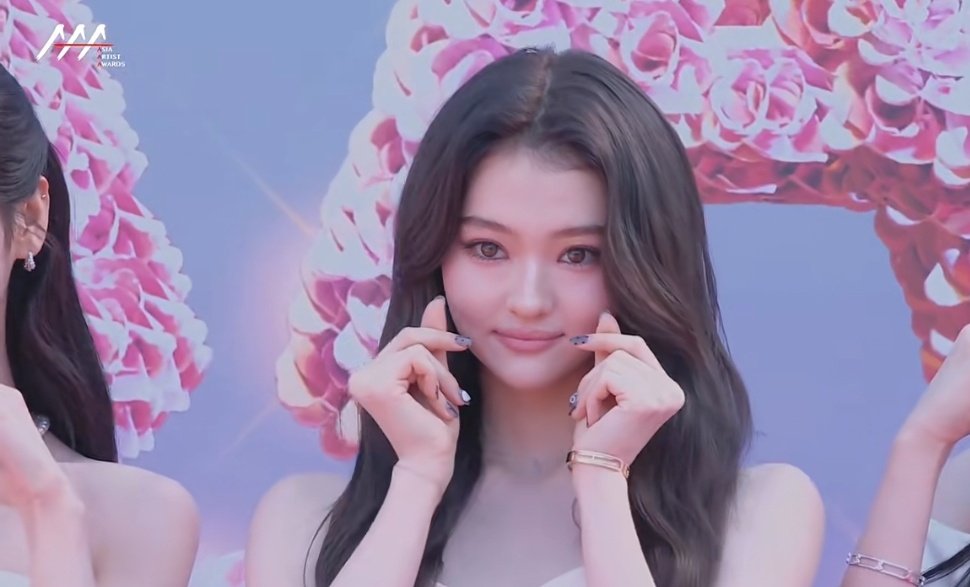 ellagrossloop's tweet image. Ella stuns on the AAA 2025 red carpet