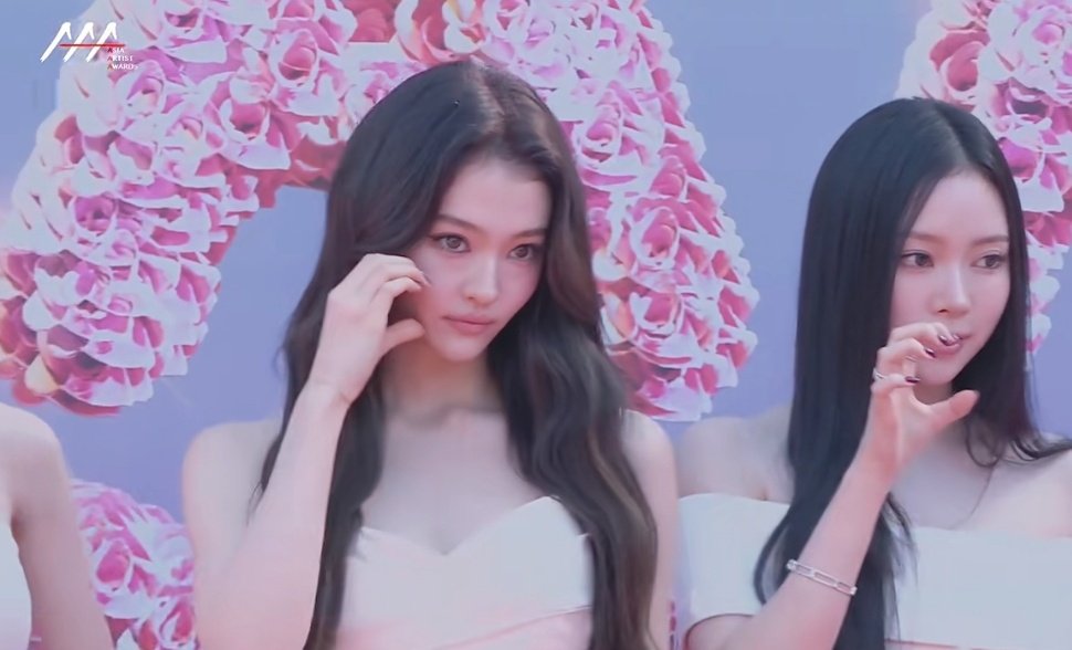 ellagrossloop's tweet image. Ella stuns on the AAA 2025 red carpet