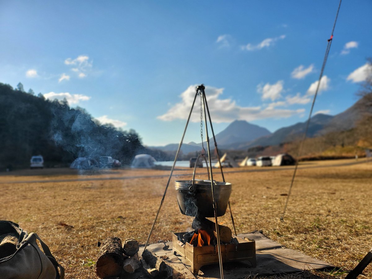 244_ume's tweet photo. 3週間ぶりにキャンプ。いやー3週間は長いわ。今日のテーマはダッチオーブン。まずはツマミの燻製から準備
#キャンプ ＃ダッチオーブン https://t.co/LBnvqh623e