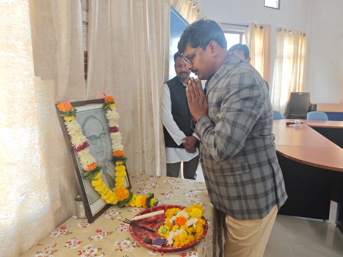 IIMC_Amravati's tweet photo. आईआईएमसी,  अमरावती परिसर में 6 दिसंबर, 2025 को ‘भारतरत्न’ ‘डॉ. बाबासाहेब भीमराव आंबेडकर’ जी के ‘महापरिनिर्वाण’ दिवस पर पुष्पांजलि कार्यक्रम आयोजित किया गया है। जिसमें परिसर के शिक्षक,  विद्यार्थी और कर्मचारी उपस्थित रहे।
#DrBabasahebAmbedkar
@IIMC_India 
@MIB_India
@pragyapgaur https://t.co/8pWzeiH3Cy