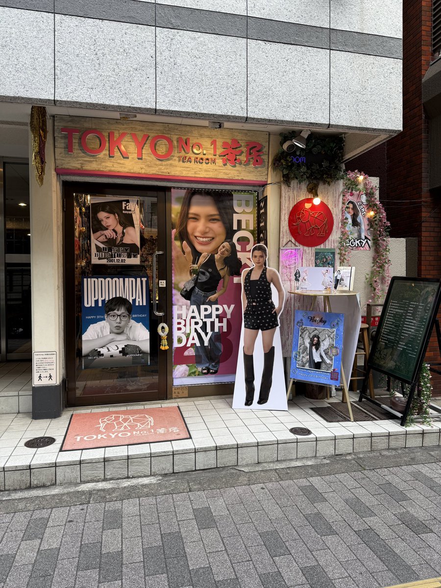 max__tora's tweet photo. ベキだった！！
幹事のみなさまありがとうございます！！
1人で行ったのだけど知ってるお顔が多くて一瞬でもありがてえす！
お隣に座ってたお方が偶然にも偶然すぎてでかい声出てもうた笑

@tokyono1sabo さんありがとうございます
HAPPY 23RD REBECCA DAY
#23ปีBeckyNewEra
#beckysangels︀ https://t.co/P2jnRlYIMc