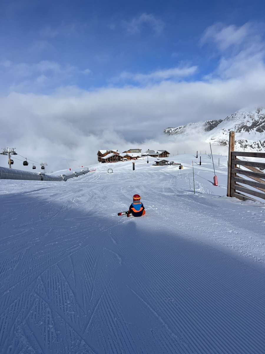 didlaroche's tweet photo. 📍 Poum de Solaise, Val d’Isère
Un enfant, une piste, et toute la montagne pour réfléchir à ses prochains virages. 🎿✨
Qui dit mieux comme premier souvenir de ski ?
🎿 ski_lesson by Didier L
@diezz_sport @raccoonskis @EskiadorValDisere
#Ski #ValDisere #ApprendreASkier #SkiLesson https://t.co/QBnu9PIxYY