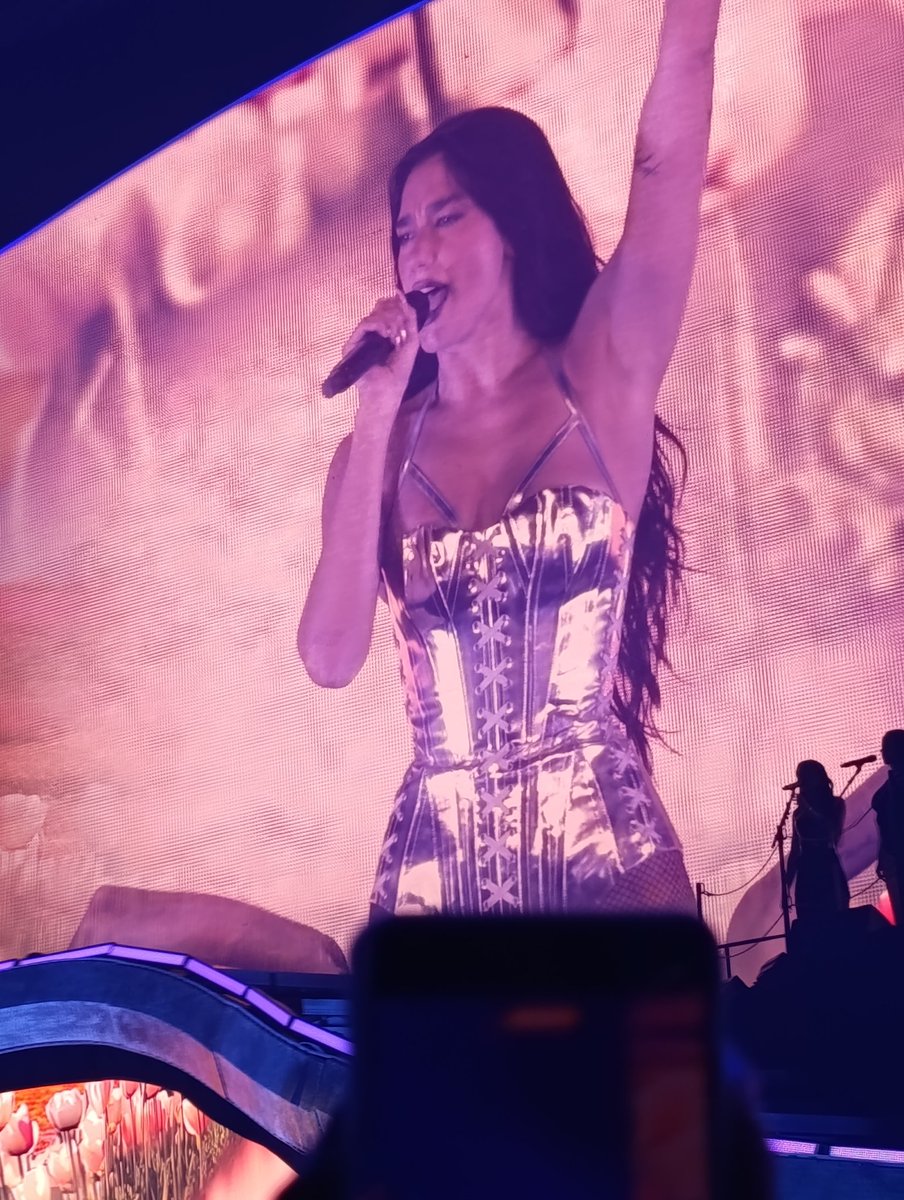 El mejor concierto de toda la vida Amixes, amo a Dua, es más  preciosa en persona. Dios no tengo palabras para describir todo lo que estoy sintiendo. Cante todaaaas e invoque mil demonios pero valió la pena 😍🩵🌊