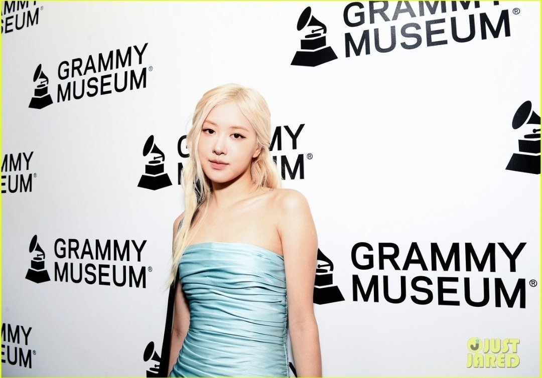 A lucky number one got their shirt signed 

GRAMMY NOMINEE ROSÉ 
#GRAMMYs          #ROSÉ