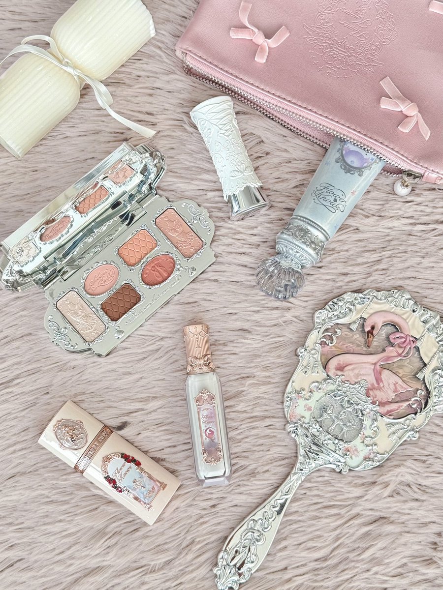 🤍寒くなった日は、可愛い小物たちと一緒にあたたかいブランケットの中