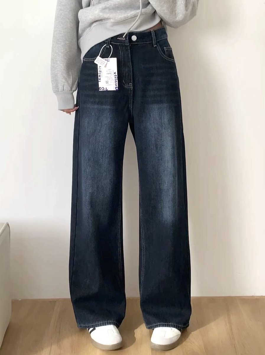 เว่อมาก แต่ขอยกให้เป็นDenimที่ทรงสวยที่สุดในตอนนี้ละ ใส่แล้วเหมือนมีแอปยืดขาตลอดเวลา เป็นทรงตรงที่ติด baggy มานิดๆ ทรงสวยมากจริงๆ ค่าตัวแค่300กว่า มีถึงไซส์3XL นี่สิยีนส์ที่ตามหา😭