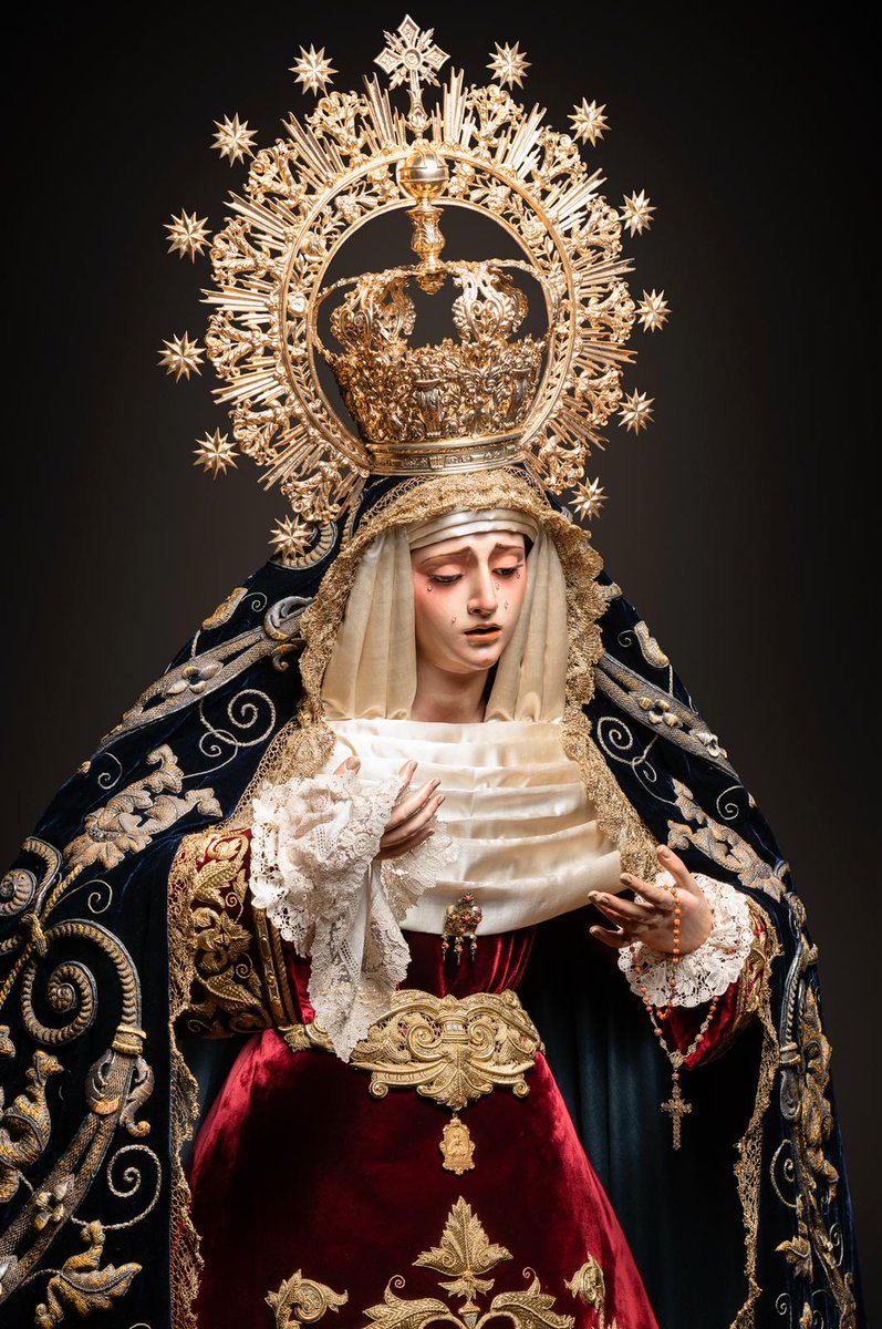 Estudiantes_Sev's tweet photo. 🟣María Santísima de la Angustia, ataviada para la festividad de la #InmaculadaConcepción.

🧵Luce el manto de terciopelo de Lyon azul marino, bordado en hilo de oro y lentejuelas, obra de José Caro en 1931; y la saya de terciopelo burdeos diseñada por José Manuel Azuaga Polo, bordada en hilo de oro por el taller de Bordados Salteras, estrenada el Martes Santo de 2002.

🎖️Lleva el cíngulo de malla de oro con bordados en oro fino e hilo de seda de colores, realizada por el Taller Santa Bárbara en 2006. Bajo el mismo, como gesto de unión y alegría por el inminente regreso de María Santísima de la Esperanza Macarena tras su restauración, porta la medalla de oro de la @Hdad_Macarena que representa el hermanamiento entre ambas hermandades.

🪡Estrena juego de puñetas realizado en punto de duquesa, donado recientemente para el ajuar de la Santísima Virgen.

📷 @randofer94 y @PMFotoscofrades

#LosEstudiantes