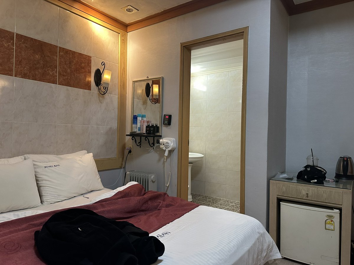 rang9cp's tweet image. 우와😃
몇년된거죠?ㅎㅎㅎ
잠만잘곳이라 대충 고른곳인데 ㅎ ㅎㅎ
이름은호텔 ㅎㅎ 신사동에 이런곳이 ㄷㄷ