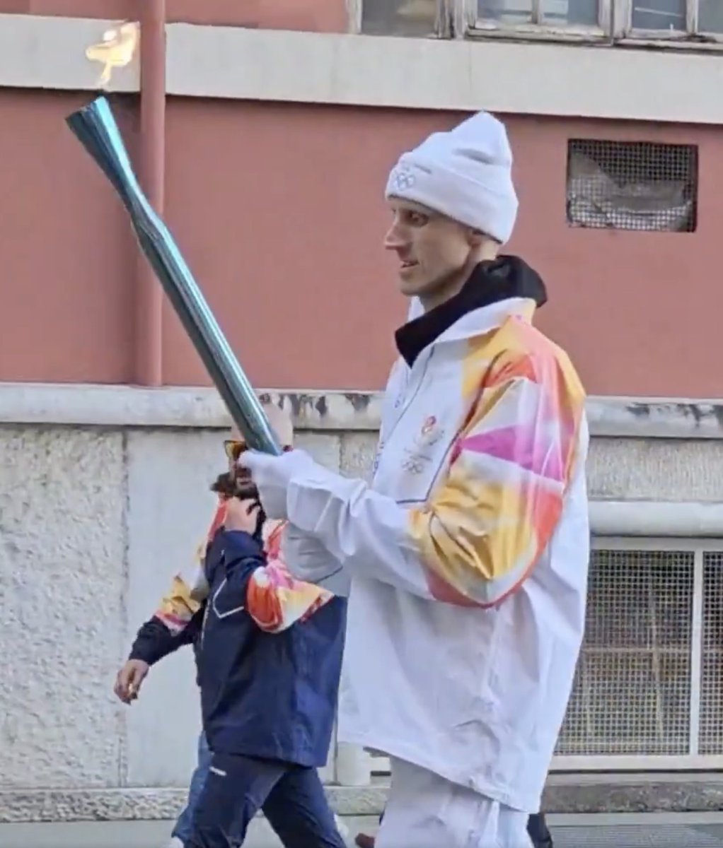 parallelecinico's tweet image. Anche lui, per una volta, si sarà sentito un giocatore delle minors come noi.
Gambe durissime, come il primo giorno di preparazione atletica dopo l'estate.
Fiatone al terzo passo.
Preghiere in sette lingue diverse nella speranza di arrivare alla fine.
Sguardo basso per non…