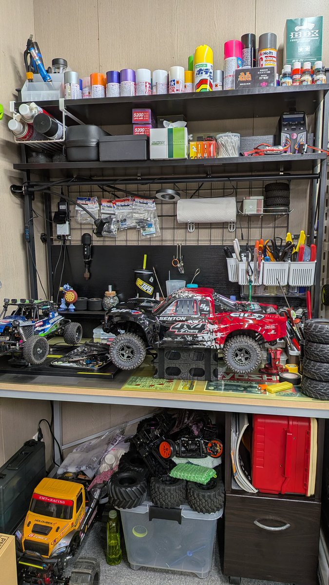 Reffi_tfstf222's tweet photo. SENTONデカすぎてデスクに何も置けんくなった。
ひとまずライトバーを装備。
実車に付けられるくらい眩しッ！
#ラジコン #ARRMA #SENTON
#ピット圧迫 #ライト装備
#夜道も安心 https://t.co/bQqcqAROjY