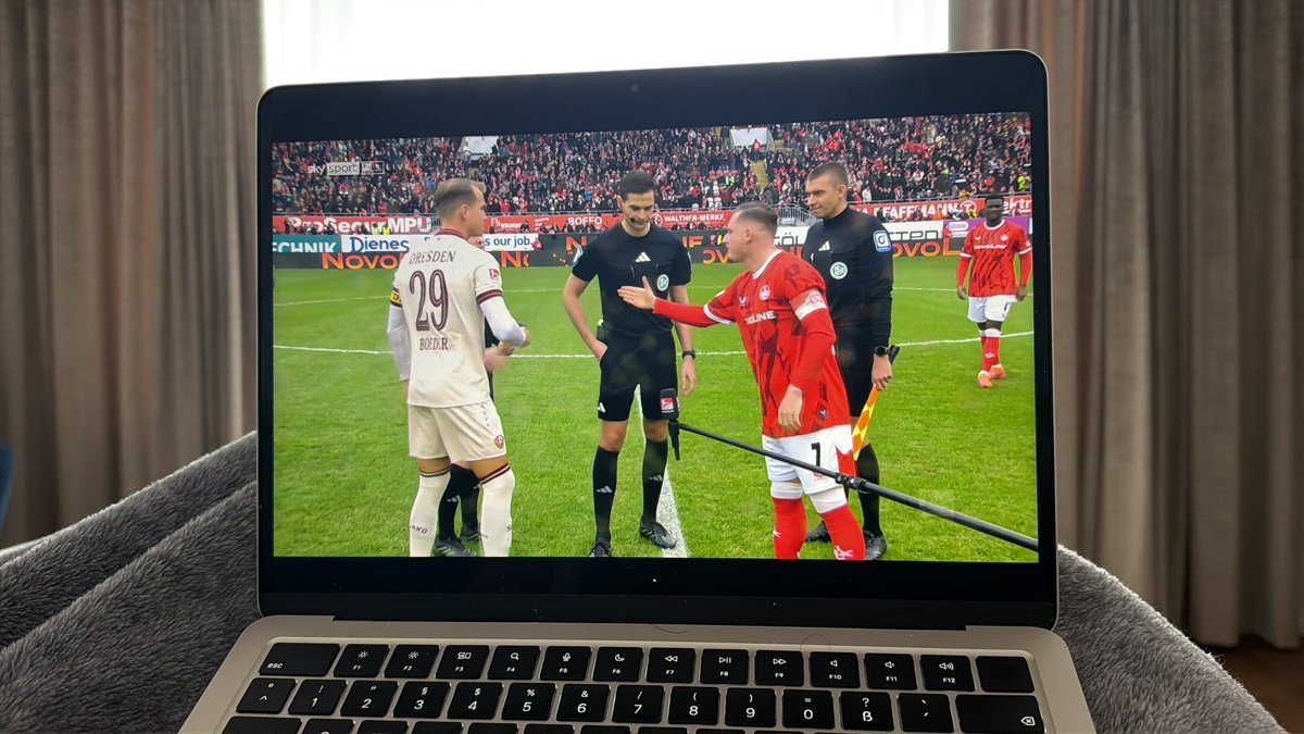 Unsere Auswärtstrikots sind echt schick! Forza Dynamo🖤💛 #sgd1953