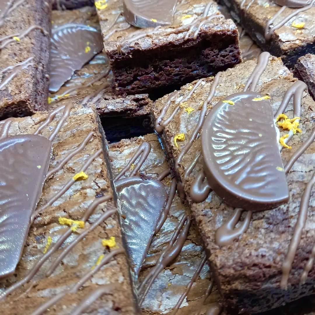 AndrewOpera's tweet image. Say hello to my Chocolate Orange Brownies. Still slightly warm, and tasting rather good 😋 #Brownies #Baking #ChocolateOrange
