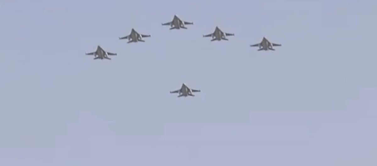 Aviones de combate sobre la ciudad en formación... El complejo Thunderbirds de esta gente es tremendo, que mal que les hizo Hollywood y Netflix... #F16 #aviones #BuenosAires