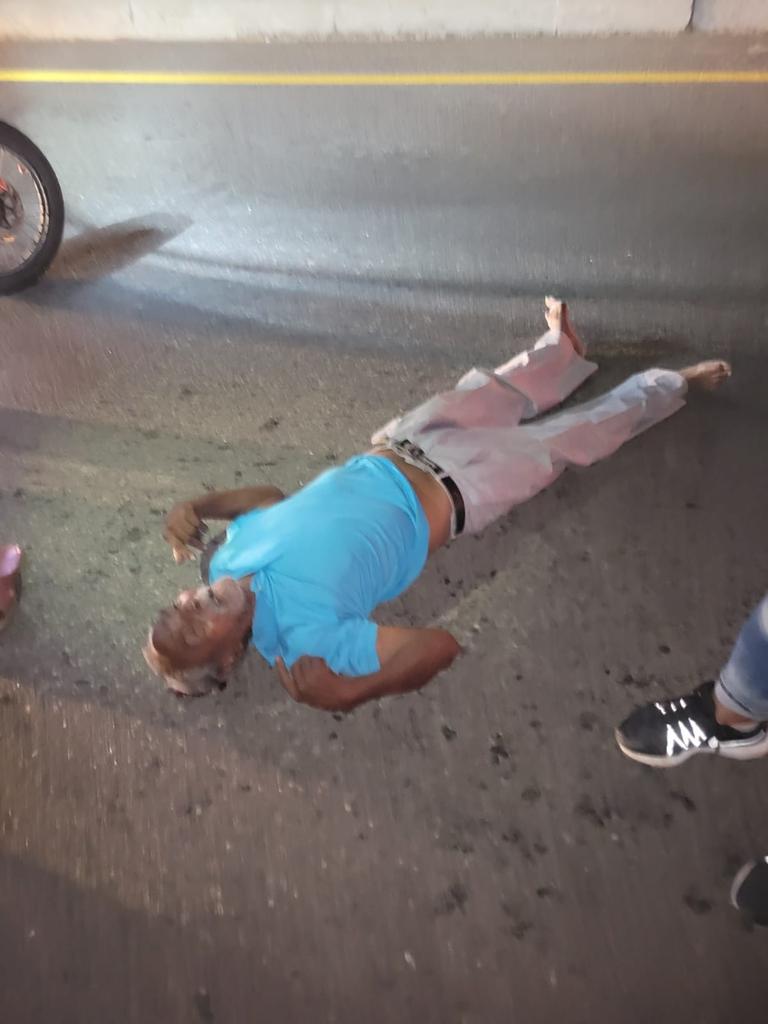 Noticosta's tweet image. Policía reporta que una persona murió en la glorieta del barrio las Flores (Barranquilla) al parecer la persona falleció debido a un accidente de tránsito.