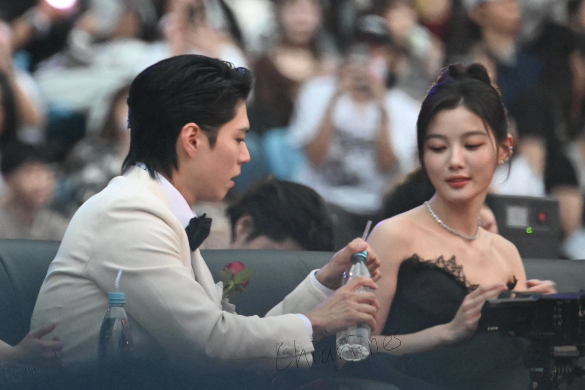 rebornstar_'s tweet photo. It’s like seeing an ex 

#KimYouJung #ParkBoGum #2025AsiaArtistAwards https://t.co/rhKAe1mmLv