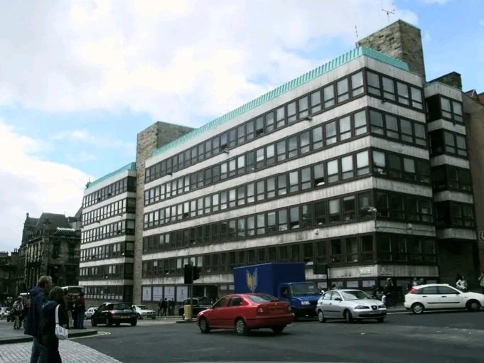 inthestair333's tweet photo. I worked here, many years ago, doing something computery.  The best part was the secret tunnel under George IV Bridge, leading to the Sheriff Court.  Meant you could sneak off to the pub without having to swipe out.  Good Times.  #Edinburgh #pub #computerstuff https://t.co/g1NtnSb8YO