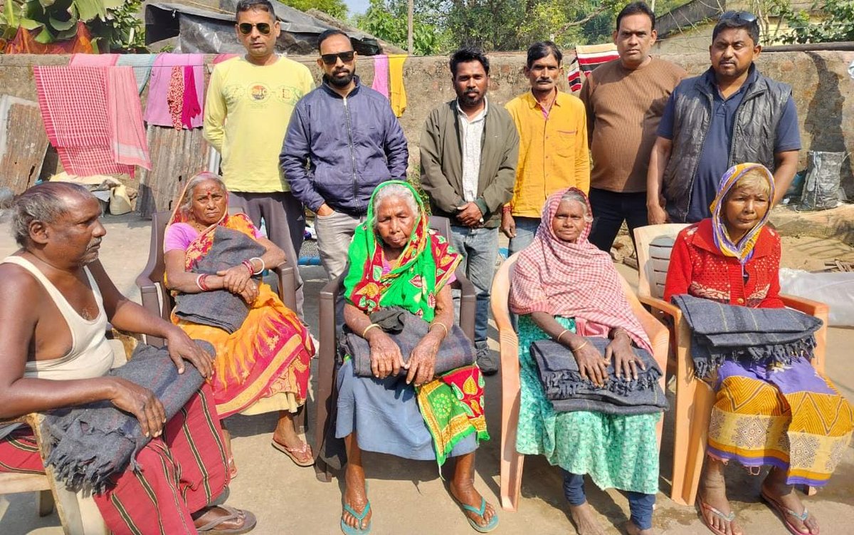 आज घाटशिला प्रखंड अंतर्गत उत्तरी मऊभंडार पंचायत के टूमानडूंगरी बस्ती मे ठंड को देखते हुए हमारे माननीय विधायक <a href="/someshchsoren/">Somesh Soren</a> जी के आदेश अनुसार जरूरतमंदों के बीच कंबल वितरण किया गया है। 
<a href="/JmmJharkhand/">Jharkhand Mukti Morcha</a> 
<a href="/JMM_Purvi_/">झामुमो पूर्वी सिंहभूम जिला</a>