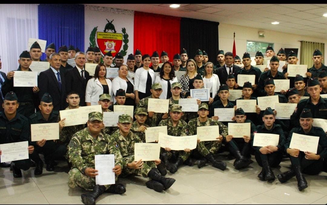 py_rep's tweet image. En el Salón Auditorio “El Carmen” del REP, se llevó a cabo la Ceremonia de Clausura de las Actividades Académicas del presente año de los conscriptos que realizan SMO en el REP y en FFMM.
🇵🇾+ Info en: facebook.com/share/p/1FoGZM…