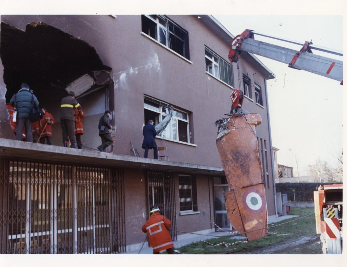 NickysBooks's tweet image. 6 dicembre 1990 - la strage del Salvemini 

Per non dimenticare mai