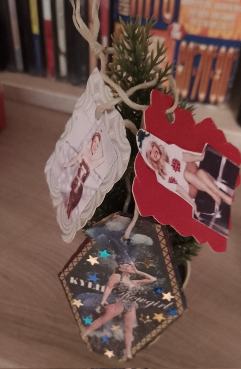 No #Christmas without <a href="/kylieminogue/">Kylie Minogue</a> 🧑‍🎄🎄🎶
#KylieMinogue #Xmas