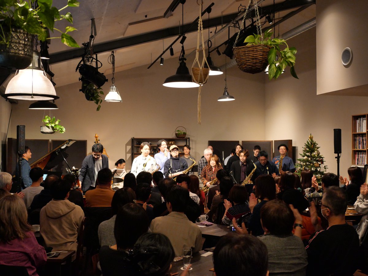 【LIVE PHOTO】

2025.12.06sat
KAKUOZAN JAZZ ORCHESTRA

洗練されたアレンジ、キレ良い演奏、華麗なソロプレーが会場の残響と絶妙なバランス。
とても心地好い時間、素晴らしいライブでした。