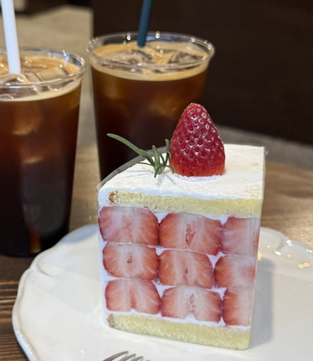 ris_ris89's tweet photo. ケーキの断面見て、綺麗すぎ可愛いすぎ🍰
ハンミたんのツイート見て行きたいって思ってて1年すぎてた🫠

引越ししてこのカペご近所さんなったから絶対通っちゃうわ🥹🍓🥝🍑🍈 https://t.co/Yb1djJM5Xv