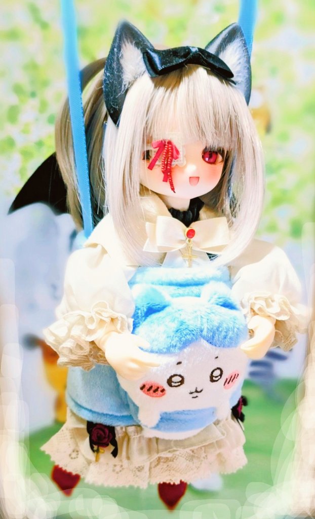 「※ドール写真※ ちいかわのカップホルダーでついにカサンドラちゃんが空を飛んだ… 」|樹 ジュン🎨お仕事募集中のイラスト