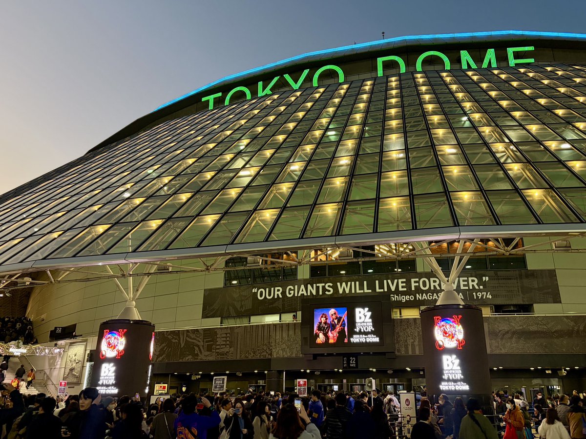 shhjpf2's tweet photo. 今日はB'z！東京ドーム！
ステージのB'zとpassionと炎と爆発、めっちゃ楽しくてあっという間に終演。
松本さん元気そうだったし、稲葉さんは相変わらず楽しかった笑
最高でした！ https://t.co/qjcKR1Bmy3