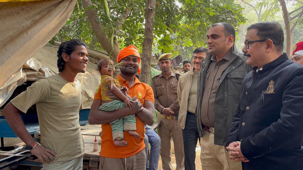 dmbareilly's tweet photo. मा० मुख्यमंत्री जी के निर्देशों के क्रम में आज वरिष्ठ पुलिस अधीक्षक सहित अन्य पुलिस एवं प्रशासनिक अधिकारियों के साथ रोहिंग्या तथा बांग्लादेशी घुसपैठियों एवं अवैध आप्रवासियों के चिन्हांकन हेतु विशेष अभियान संचालित किया गया। अभियान के अंतर्गत पीलीभीत बाईपास रोड के किनारे झुग्गी-झोपड़ियों में निवासरत व्यक्तियों से पूछताछ कर उनकी मूल निवास स्थिति, यहां रहने का उद्देश्य तथा आजीविका के साधनों की जानकारी प्राप्त की गई। साथ ही उनके व्यक्तिगत अभिलेखों एवं दस्तावेजों का सत्यापन एवं परीक्षण भी किया गया।