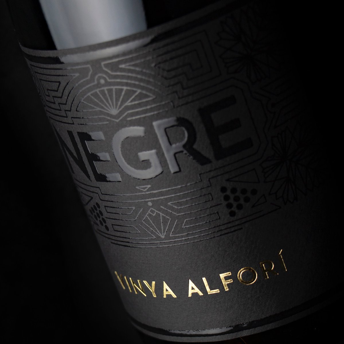 🍷 ¡Descubrimos el vino del mes en <a href="/GastroMadrid_/">Gastro Madrid</a>!

🍇 Diciembre despide el año con un brindis mediterráneo: Negre, de Vinya Aforí, un vino que nace de la tierra, de la memoria y de una finca —El Peller— donde el vino se elabora desde hace más de 250 años. Bajo sus bodegas