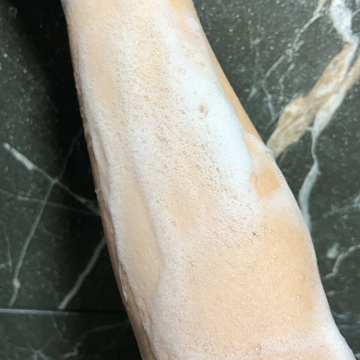 อาบน้ำแล้วได้ฟีลหอมอุ่นๆ แต่เย็นสบายผิวแบบนี้คือเลิฟมาก Kraam Cooling Body Wash (Caffeine &amp; Vanilla) เจลอาบน้ำที่ฟองนุ่มมาก ใช้แล้วละมุนผิวสุด  ล้างแล้วรู้สึกสะอาดแบบไม่แห้งตึงเลย
ที่ชอบสุดคือเค้าช่วย ลดกลิ่นกายได้ดีมาก ใช้แล้วแล้วติดใจ กลิ่นหอมสะอาด ผิวลื่นนุ่ม