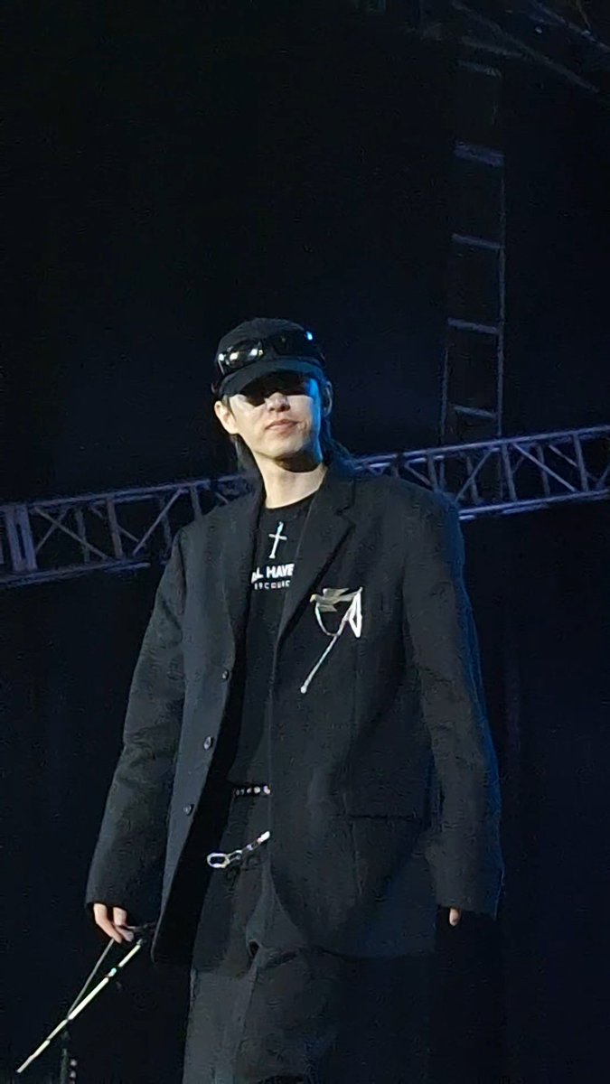 eajerigen's tweet photo. nothing can beat the feeling of watching and seeing jae at venue, not even an airport moment beats them. Watching jae sung 20 songs, throwing jokes to jars, laughing, crying, and having minor accident turns out as funny moment.
Crowded yet private.
And its jars's🫶🏻 https://t.co/y75fRozrvK