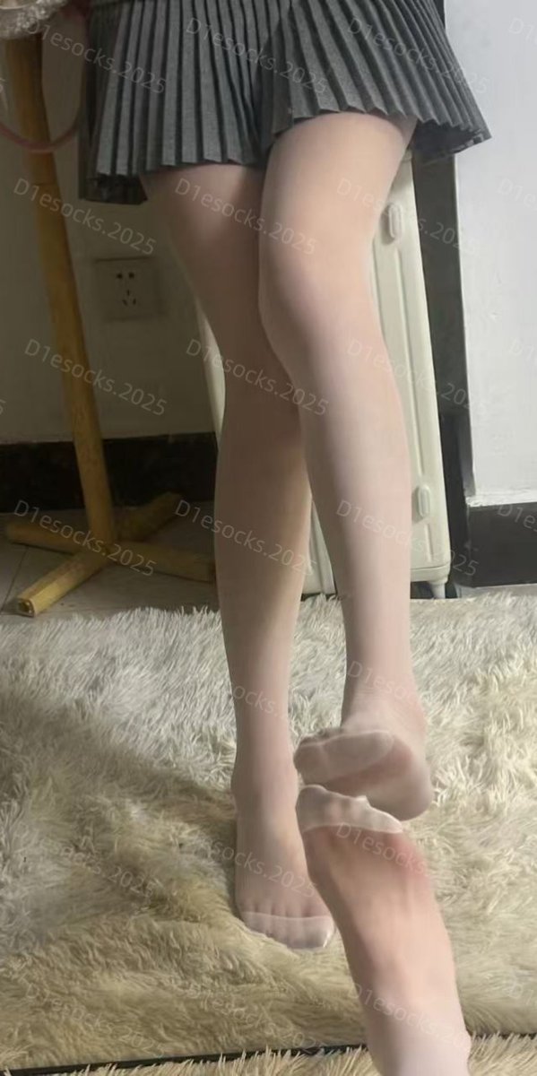 d1esocks2024's tweet photo. 【抽奖】任意点赞关注转发，抽这个coser腿上的超薄白丝原味一条

喜欢且想购买素人原味的可以加群哦🐧754726803验证码221811 https://t.co/APN1dwZu9B