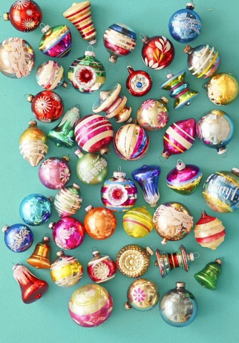 Нема поубави лампиони од овие што ги имавме кога бевме деца и од кои едвај неколку имаат преживеано до денес. Стаклени и неверојатно шарени, а сега во мода се беж или едвај двобојни елкишта.
П.С. ако некој има дома и случајно ги продава, да каже.