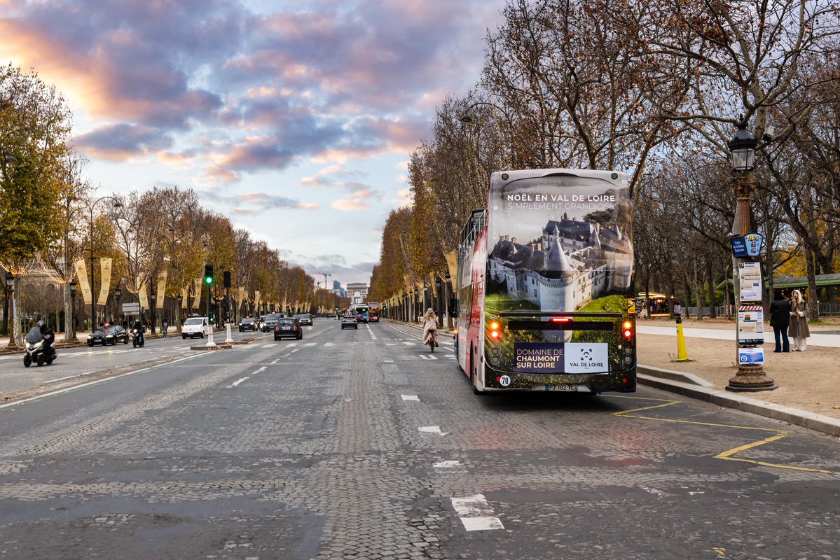 #Tourisme 🧳
🎄 Notre campagne "#Noël en Val de Loire" continue à #Paris, en s'affichant sur les bus panoramiques qui font visiter la capitale aux touristes 🚍✨

🤩 Découvrez le programme proposé par les 7 sites emblématiques participant à l'opération ↙️
valdeloire-france.com