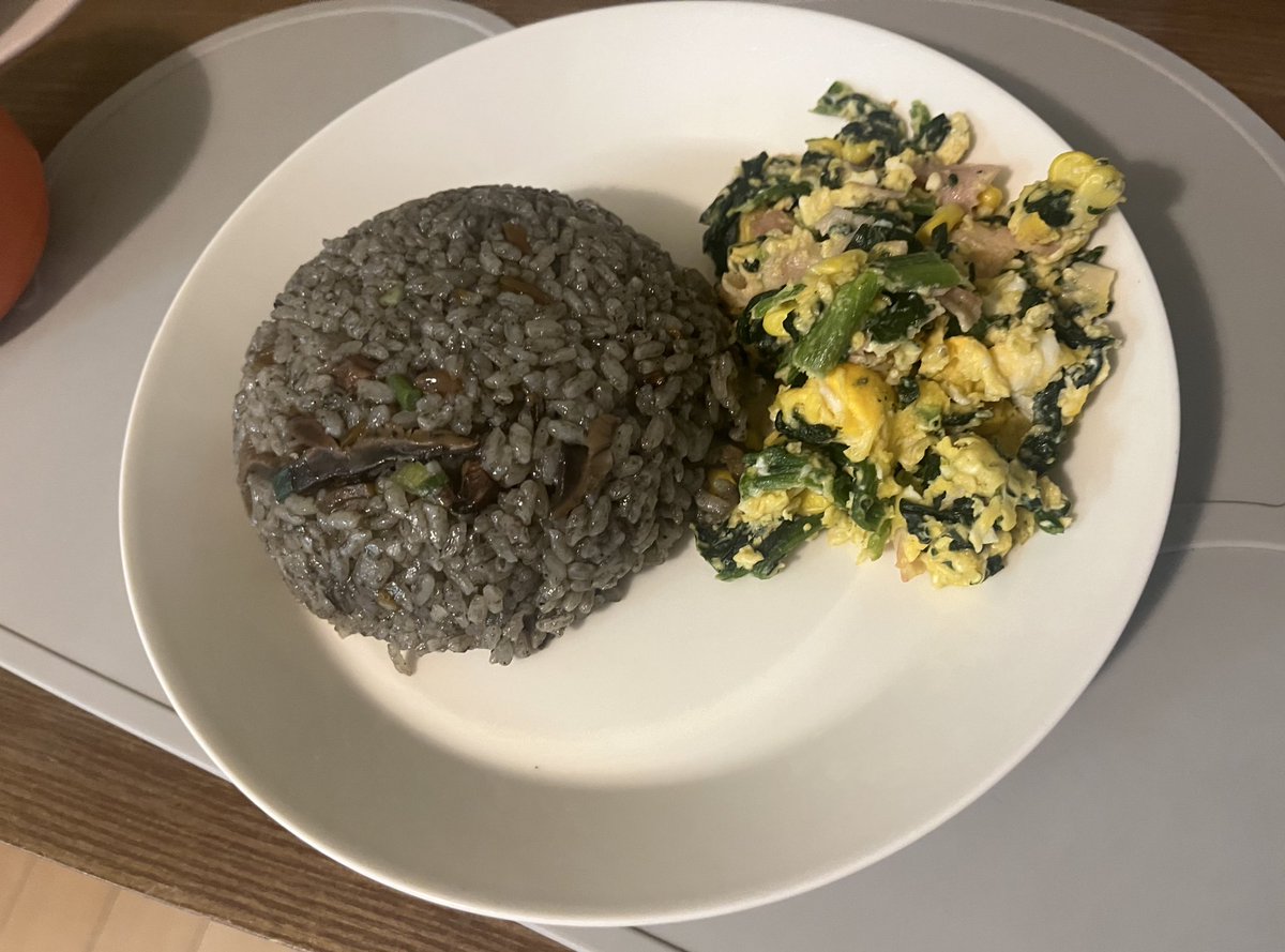 badspeeeed's tweet image. イカスミとジューシーの炊き込みご飯
卵とほうれん草とベーコンのバター炒め

沖縄みやげの炊き込みご飯を食べました！
おかずは炒め物🔥
美味しい😋
#おうちごはん