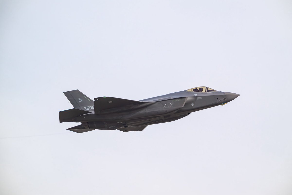 Ledwie miesiąc temu informowaliśmy, że nasze #F35 o numerach 3506 (AZ-06) i 3507 (AZ-07) zjechały z taśm produkcyjnych, a już po testach producenta zostały przebazowane do bazy Gwardii Narodowej USA – Ebbing w Arkansas, gdzie rozpoczną szkolenie kolejnego pokolenia polskich