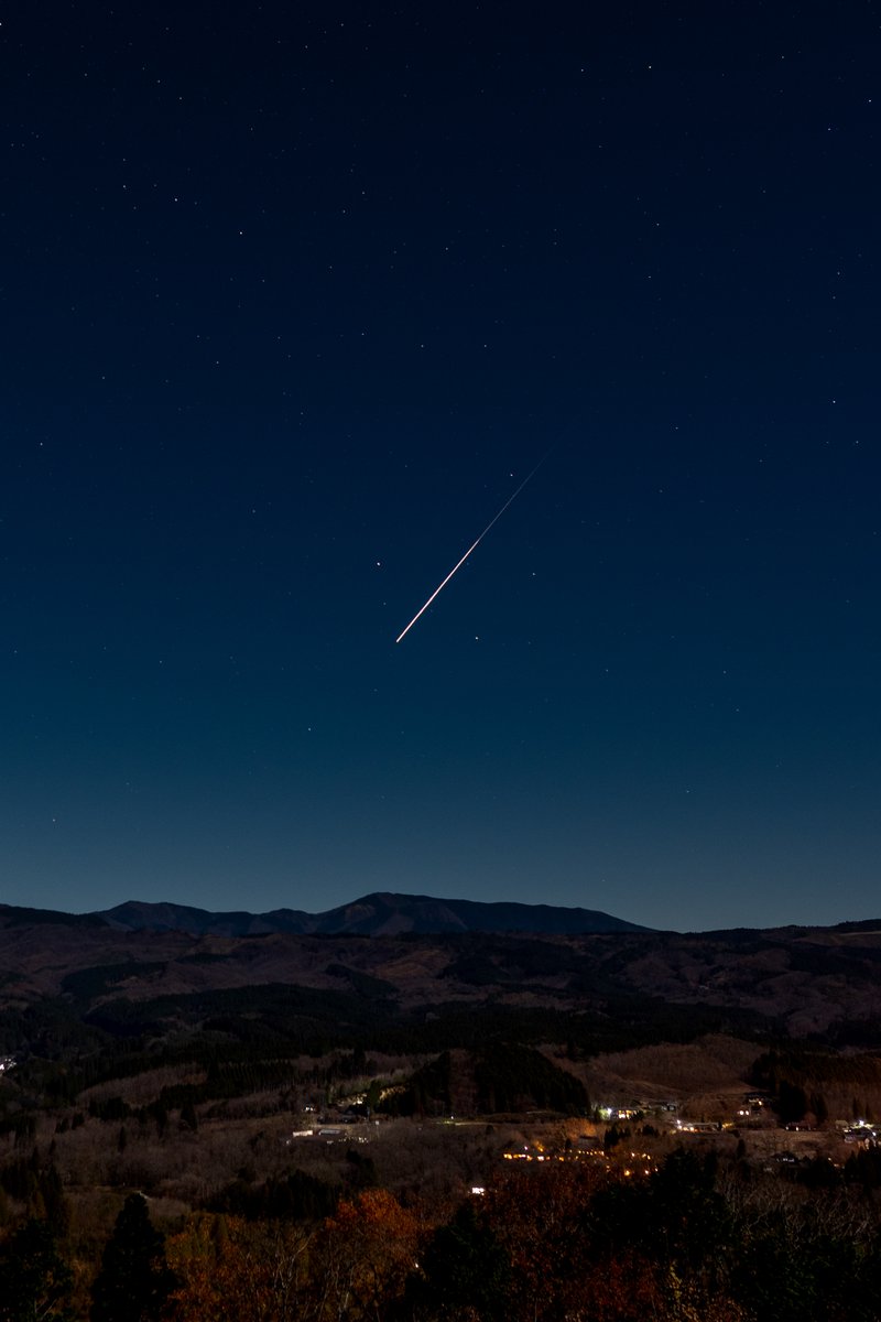昨夜20時35分頃に偶然撮影した流れ星というか隕石というか、見た人います？